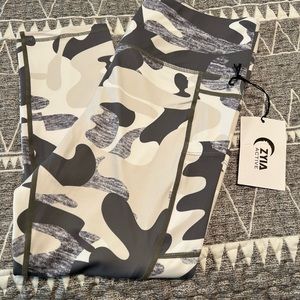 Gray Camo Pocket Light N Tight Capris 20”. Size 12